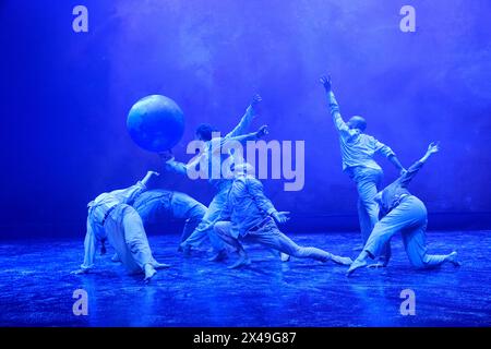 Folia, a contemporary dance show where hip-hop, classical and baroque music blend wonderfully at the 1001 Notes Festival in Limoges. On stage, dancers Stock Photo