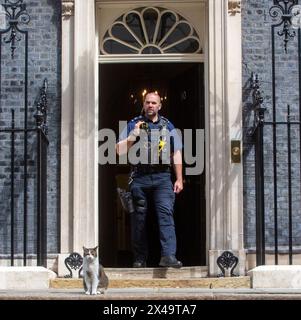 London, England, UK. 1st May, 2024. Police exit Downing Street as Larry, the cat of Number 10 stands guard. (Credit Image: © Tayfun Salci/ZUMA Press Wire) EDITORIAL USAGE ONLY! Not for Commercial USAGE! Stock Photo