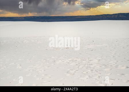 An expanse of nothingness spills out before the Organ Mountain range,  white gypsum creating dunes in all directions at White Sands NP, Alamogordo, NM Stock Photo