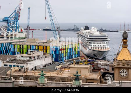 An Elevated View of A Cruise Ship and The Port Area of Valparaiso, Valparaiso Region, Chile. Stock Photo