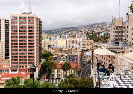 Diners Sitting On A Restaurant Terrace With Views of The City of Valparaiso, Valparaiso Region, Chile. Stock Photo