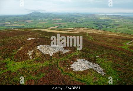 Bronze Age cairns on ridge of Mynydd Rhiw hill, Aberdaron, N. Wales. View N.E. over Cairns 1, 2, 3. Adjacent Neolithic stone axe factory site behind Stock Photo