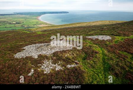 Bronze Age prehistoric stone cairns on ridge of Mynydd Rhiw hill, Aberdaron, N. Wales. View S.E. over Cairns 2 and Cairn 1 to Porth Neigwl Stock Photo