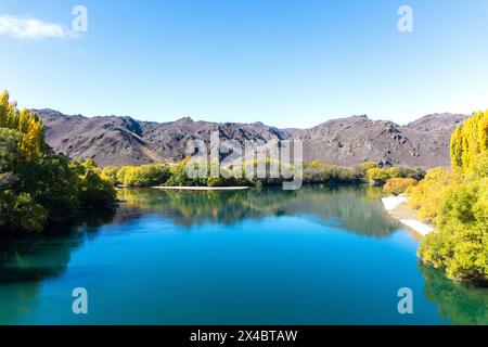 River Clutha from Alexandra Truss Arch Bridge in autumn, Alexandra (Areketanara), Otago, South Island, New Zealand Stock Photo