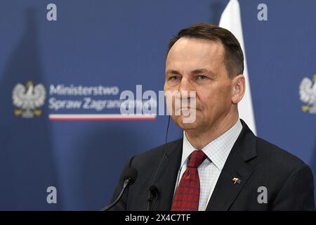 Der polnische Außenminister RadosÅaw Sikorski bei einer gemeinsamen Pressekonferenz mit seiner deutschen Kollegin Außenministerin Annalena Baerbock im Collegium Polonicum in Slubice. Beide trafen sich zu Gesprächen in der Grenzregion der Doppelstadt Frankfurt/Oder und Slubice zunächst auf der polnischen Seite und gingen dann zu Fuß über die Oderbrücke, um dann an der Viadrina-Universität Fragen von Studierenden zu beantworten. Pressekonferenz RadosÅaw Sikorski und Annalena Baerbock *** Polish Foreign Minister RadosÅaw Sikorski at a joint press conference with his German colleague Foreign Minis Stock Photo