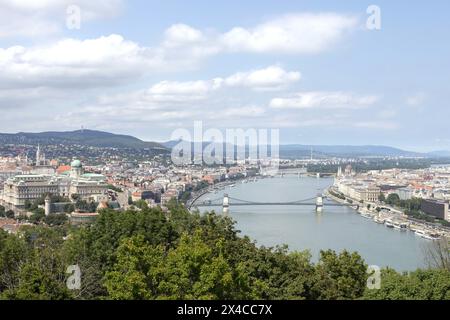 (240502) -- BUDAPEST, May 2, 2024 (Xinhua) -- This photo taken on Aug. 4, 2023 shows the Chain Bridge spanning the Danube River in Budapest, Hungary. (Photo by Attila Volgyi/Xinhua) Stock Photo