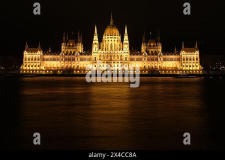 (240502) -- BUDAPEST, May 2, 2024 (Xinhua) -- This photo taken on May 21, 2019 shows a view of the Parliament building at night in Budapest, Hungary. (Xinhua/Zheng Huansong) Stock Photo