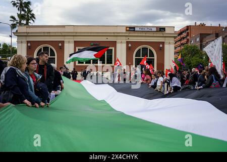 Barcelona, Spain. 01st May, 2024. Protesters hold a huge Palestinian flag during the demonstration. Thousands of people marched in Barcelona and Spain's main cities demanding better wages and working conditions on International Workers Day. (Photo by Davide Bonaldo/SOPA Images/Sipa USA) Credit: Sipa USA/Alamy Live News Stock Photo