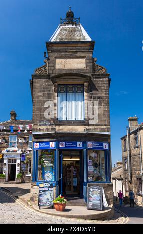 England, West Yorkshire, Haworth, Main Street with Tourist Information Office (One location used in the film 'The Railway Children') Stock Photo