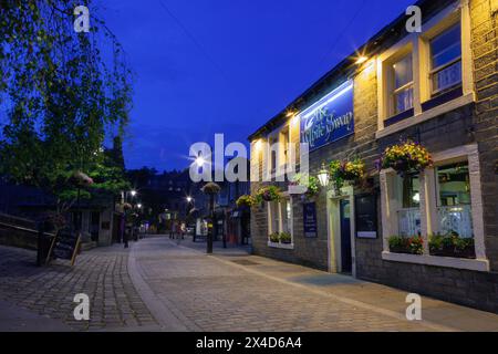 England, West Yorkshire, Hebden Bridge, Bridge Gate by night with the 'White Swan' Public House Stock Photo