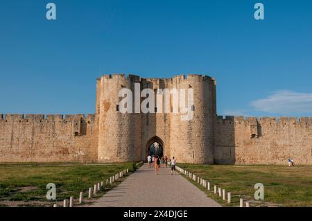 Tourists entering the gate on the Aigues Mortes city walls. Gard, Languedoc Roussillon, France. Stock Photo