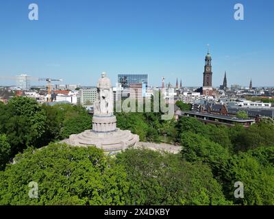 Das Bismarck-Denkmal im Alten Elbpark hat eine Gesamthöhe von 34,3 Metern, die Figur ist 14,8 Meter hoch. Es ist dem ersten deutschen Reichskanzler Otto von Bismarck gewidmet und wurde von 1901 bis 1906 erbaut, im Hintergrund die Hauptkirche St. Michaelis Michel, Stadtteil St. Pauli in Hamburg 2.5.2024 *** The Bismarck Monument in the Old Elbe Park has a total height of 34.3 meters, the figure is 14.8 meters high It is dedicated to the first German Chancellor Otto von Bismarck and was built from 1901 to 1906, in the background the main church St Michaelis Michel, district St Pauli in Hamburg 2 Stock Photo