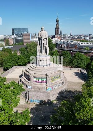 Das Bismarck-Denkmal im Alten Elbpark hat eine Gesamthöhe von 34,3 Metern, die Figur ist 14,8 Meter hoch. Es ist dem ersten deutschen Reichskanzler Otto von Bismarck gewidmet und wurde von 1901 bis 1906 erbaut, im Hintergrund die Hauptkirche St. Michaelis Michel, Stadtteil St. Pauli in Hamburg 2.5.2024 *** The Bismarck Monument in the Old Elbe Park has a total height of 34.3 meters, the figure is 14.8 meters high It is dedicated to the first German Chancellor Otto von Bismarck and was built from 1901 to 1906, in the background the main church St Michaelis Michel, district St Pauli in Hamburg 2 Stock Photo