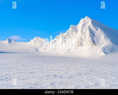 Landscape at pass from Vestre Gronfjorden to Fridtjovbreen, Island of Spitsbergen. Arctic region, Scandinavia, Norway, Svalbard Stock Photo