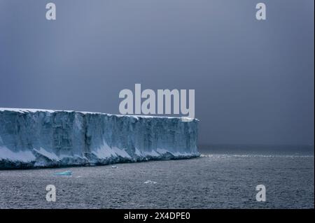 The cliffs along the southern edge of the Austfonna ice cap. Nordaustlandet, Svalbard, Norway Stock Photo