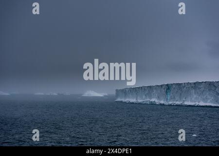 The cliffs along the southern edge of the Austfonna ice cap. Nordaustlandet, Svalbard, Norway Stock Photo