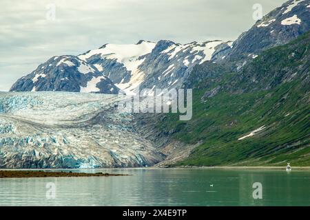 USA, Alaska, Glacier Bay National Park. Boat and Reid Glacier. Stock Photo