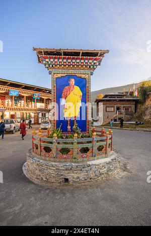 Monument with a portrait of the king in the main street in the centre of Chamkhar Town, Bumthang, in the central-eastern region of Bhutan Stock Photo