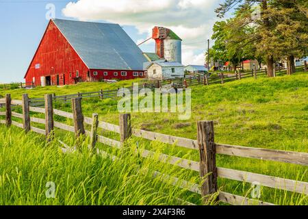 USA, Washington State, Garfield, Palouse. Red barn, blue sky, white clouds. (Editorial Use Only) Stock Photo