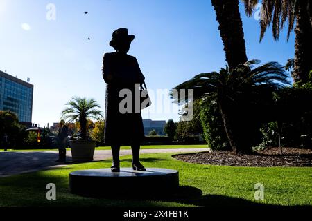 Adelaide, Australia. 03rd May, 2024. A bronze of Queen Elizabeth II stands in front of the official residence of the Governor of the state of South Australia. Foreign Minister Baerbock's week-long trip to Australia, New Zealand and Fiji will focus on security policy and climate protection. Credit: Sina Schuldt/dpa/Alamy Live News Stock Photo
