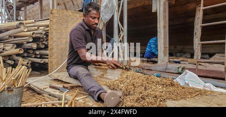 Shipbuilders at the traditional dhow boat factory of Sur, Ash Sharqiyah, Oman Stock Photo