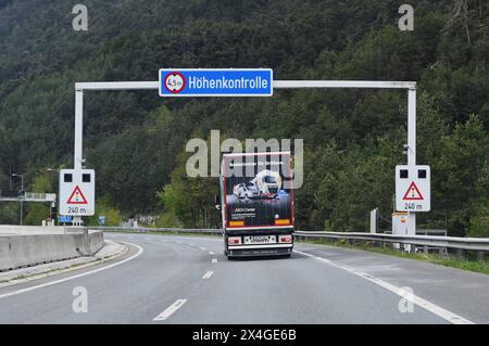 Innsbruck, Tirol, Österreich. LKW - Höhenkontrolle auf der Autobahn vor einem Tunnel *** Innsbruck, Tyrol, Austria Truck height control on the highway in front of a tunnel Stock Photo