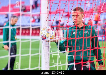 Munich, Germany. 30th Apr, 2024. Referee Clement Turpin (FRA) checks the goal line technology before the semi final match FC BAYERN MUENCHEN - REAL MADRID 2-2 of football UEFA Champions League in season 2023/2024 in Munich, Apr 30, 2024. Halbfinale, FCB, Muenchen Photographer: ddp images/star-images Credit: ddp media GmbH/Alamy Live News Stock Photo