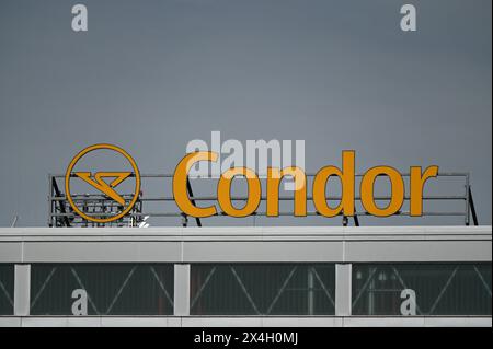 Condor Zeichen Logo, Schriftzug der deutschen Fluggesellschaft CONDOR auf dem Dach ...