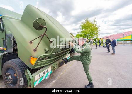 27 April 2024, Hesse, Alsfeld: A civilian employee of the US Army ...
