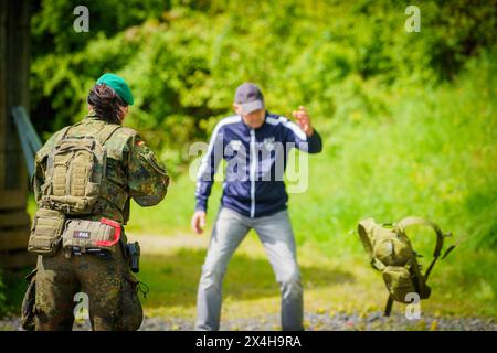 US soldiers who were arrested during the NATO maneuver "Winterschild ...