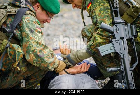 US soldiers who were arrested during the NATO maneuver "Winterschild ...