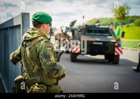 27 April 2024, Hesse, Alsfeld: During the exercise, a Bundeswehr ...