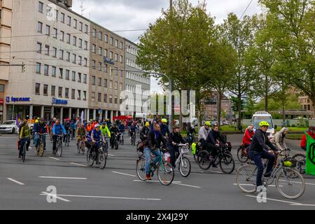 Fahrrad-Demonstration für die Mobilitätswende im Großraum Nürnberg Raddemo gegen den Ausbau des Frankenschnellwegs, für Radschnellwege und für die Stadt-Umland-Bahn, die Verlängerung der Straßenbahn von Nürnberg über Erlangen nach Herzogenaurach. Die Route der Demonstration führte vom Nürnberger Opernhaus über den Frankenschnellweg bis zur Straßenbahnhaltestelle Am Wegfeld , das Ende der derzeitigen Ausbaustrecke der Tram nach Erlangen. Nürnberg Bayern Deutschland *** Bicycle demonstration for the mobility turnaround in the greater Nuremberg area Bicycle demonstration against the expansion of Stock Photo