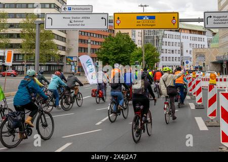 Fahrrad-Demonstration für die Mobilitätswende im Großraum Nürnberg Raddemo gegen den Ausbau des Frankenschnellwegs, für Radschnellwege und für die Stadt-Umland-Bahn, die Verlängerung der Straßenbahn von Nürnberg über Erlangen nach Herzogenaurach. Die Route der Demonstration führte vom Nürnberger Opernhaus über den Frankenschnellweg bis zur Straßenbahnhaltestelle Am Wegfeld , das Ende der derzeitigen Ausbaustrecke der Tram nach Erlangen. Nürnberg Bayern Deutschland *** Bicycle demonstration for the mobility turnaround in the greater Nuremberg area Bicycle demonstration against the expansion of Stock Photo