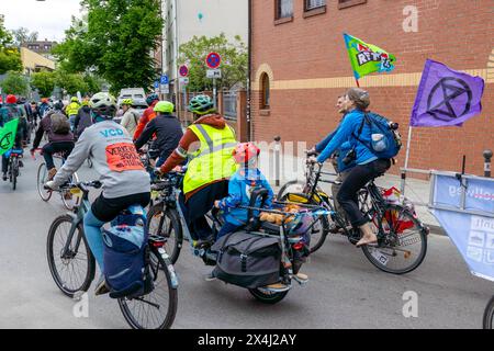 Fahrrad-Demonstration für die Mobilitätswende im Großraum Nürnberg Raddemo gegen den Ausbau des Frankenschnellwegs, für Radschnellwege und für die Stadt-Umland-Bahn, die Verlängerung der Straßenbahn von Nürnberg über Erlangen nach Herzogenaurach. Die Route der Demonstration führte vom Nürnberger Opernhaus über den Frankenschnellweg bis zur Straßenbahnhaltestelle Am Wegfeld , das Ende der derzeitigen Ausbaustrecke der Tram nach Erlangen. Nürnberg Bayern Deutschland *** Bicycle demonstration for the mobility turnaround in the greater Nuremberg area Bicycle demonstration against the expansion of Stock Photo