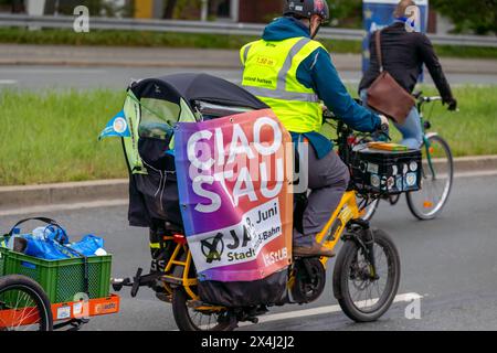 Fahrrad-Demonstration für die Mobilitätswende im Großraum Nürnberg Raddemo gegen den Ausbau des Frankenschnellwegs, für Radschnellwege und für die Stadt-Umland-Bahn, die Verlängerung der Straßenbahn von Nürnberg über Erlangen nach Herzogenaurach. Die Route der Demonstration führte vom Nürnberger Opernhaus über den Frankenschnellweg bis zur Straßenbahnhaltestelle Am Wegfeld , das Ende der derzeitigen Ausbaustrecke der Tram nach Erlangen. Nürnberg Bayern Deutschland *** Bicycle demonstration for the mobility turnaround in the greater Nuremberg area Bicycle demonstration against the expansion of Stock Photo