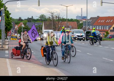 Fahrrad-Demonstration für die Mobilitätswende im Großraum Nürnberg Raddemo gegen den Ausbau des Frankenschnellwegs, für Radschnellwege und für die Stadt-Umland-Bahn, die Verlängerung der Straßenbahn von Nürnberg über Erlangen nach Herzogenaurach. Die Route der Demonstration führte vom Nürnberger Opernhaus über den Frankenschnellweg bis zur Straßenbahnhaltestelle Am Wegfeld , das Ende der derzeitigen Ausbaustrecke der Tram nach Erlangen. Nürnberg Bayern Deutschland *** Bicycle demonstration for the mobility turnaround in the greater Nuremberg area Bicycle demonstration against the expansion of Stock Photo