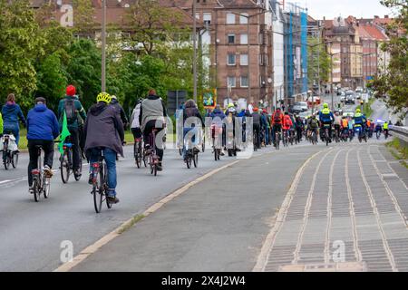 Fahrrad-Demonstration für die Mobilitätswende im Großraum Nürnberg Raddemo gegen den Ausbau des Frankenschnellwegs, für Radschnellwege und für die Stadt-Umland-Bahn, die Verlängerung der Straßenbahn von Nürnberg über Erlangen nach Herzogenaurach. Die Route der Demonstration führte vom Nürnberger Opernhaus über den Frankenschnellweg bis zur Straßenbahnhaltestelle Am Wegfeld , das Ende der derzeitigen Ausbaustrecke der Tram nach Erlangen. Nürnberg Bayern Deutschland *** Bicycle demonstration for the mobility turnaround in the greater Nuremberg area Bicycle demonstration against the expansion of Stock Photo