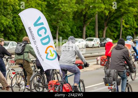 Fahrrad-Demonstration für die Mobilitätswende im Großraum Nürnberg Raddemo gegen den Ausbau des Frankenschnellwegs, für Radschnellwege und für die Stadt-Umland-Bahn, die Verlängerung der Straßenbahn von Nürnberg über Erlangen nach Herzogenaurach. Die Route der Demonstration führte vom Nürnberger Opernhaus über den Frankenschnellweg bis zur Straßenbahnhaltestelle Am Wegfeld , das Ende der derzeitigen Ausbaustrecke der Tram nach Erlangen. Nürnberg Bayern Deutschland *** Bicycle demonstration for the mobility turnaround in the greater Nuremberg area Bicycle demonstration against the expansion of Stock Photo