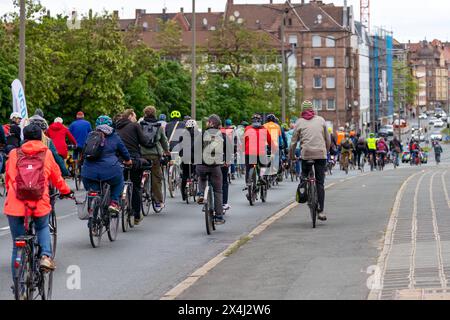 Fahrrad-Demonstration für die Mobilitätswende im Großraum Nürnberg Raddemo gegen den Ausbau des Frankenschnellwegs, für Radschnellwege und für die Stadt-Umland-Bahn, die Verlängerung der Straßenbahn von Nürnberg über Erlangen nach Herzogenaurach. Die Route der Demonstration führte vom Nürnberger Opernhaus über den Frankenschnellweg bis zur Straßenbahnhaltestelle Am Wegfeld , das Ende der derzeitigen Ausbaustrecke der Tram nach Erlangen. Nürnberg Bayern Deutschland *** Bicycle demonstration for the mobility turnaround in the greater Nuremberg area Bicycle demonstration against the expansion of Stock Photo