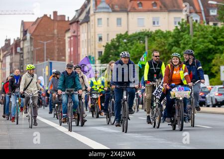 Fahrrad-Demonstration für die Mobilitätswende im Großraum Nürnberg Raddemo gegen den Ausbau des Frankenschnellwegs, für Radschnellwege und für die Stadt-Umland-Bahn, die Verlängerung der Straßenbahn von Nürnberg über Erlangen nach Herzogenaurach. Die Route der Demonstration führte vom Nürnberger Opernhaus über den Frankenschnellweg bis zur Straßenbahnhaltestelle Am Wegfeld , das Ende der derzeitigen Ausbaustrecke der Tram nach Erlangen. Nürnberg Bayern Deutschland *** Bicycle demonstration for the mobility turnaround in the greater Nuremberg area Bicycle demonstration against the expansion of Stock Photo