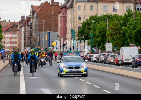 Fahrrad-Demonstration für die Mobilitätswende im Großraum Nürnberg Raddemo gegen den Ausbau des Frankenschnellwegs, für Radschnellwege und für die Stadt-Umland-Bahn, die Verlängerung der Straßenbahn von Nürnberg über Erlangen nach Herzogenaurach. Die Route der Demonstration führte vom Nürnberger Opernhaus über den Frankenschnellweg bis zur Straßenbahnhaltestelle Am Wegfeld , das Ende der derzeitigen Ausbaustrecke der Tram nach Erlangen. Nürnberg Bayern Deutschland *** Bicycle demonstration for the mobility turnaround in the greater Nuremberg area Bicycle demonstration against the expansion of Stock Photo