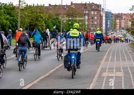 Fahrrad-Demonstration für die Mobilitätswende im Großraum Nürnberg Raddemo gegen den Ausbau des Frankenschnellwegs, für Radschnellwege und für die Stadt-Umland-Bahn, die Verlängerung der Straßenbahn von Nürnberg über Erlangen nach Herzogenaurach. Die Route der Demonstration führte vom Nürnberger Opernhaus über den Frankenschnellweg bis zur Straßenbahnhaltestelle Am Wegfeld , das Ende der derzeitigen Ausbaustrecke der Tram nach Erlangen. Nürnberg Bayern Deutschland *** Bicycle demonstration for the mobility turnaround in the greater Nuremberg area Bicycle demonstration against the expansion of Stock Photo