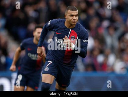 Paris St Germain v RC Strasbourg - Parc des Princes, Paris, France - October 21, 2023 Paris St Germain's Kylian Mbappe celebrates scoring their first goal. Stock Photo