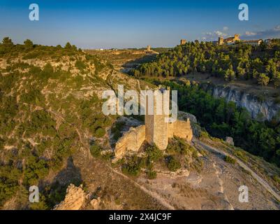 Torre Cañavate Tower and section of the old wall next to the town of Alarcón (Cuenca, Castilla la Mancha, Spain) ESP: Torre de Cañavate, Alarcón Stock Photo