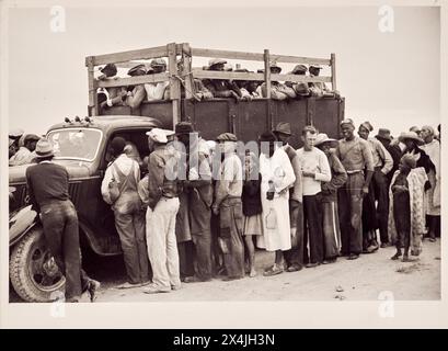 Vegetable pickers, migrants, waiting after work to be paid, near Homestead, Florida, February 1939..  Vintage Historic Photography  From the US Government Security Administration Collection 1930s.  Photo Credit: Marion Post Wolcott. Stock Photo