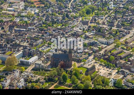 Luftbild, kath. Pfarrkirche St.-Maria-Magdalena am Stadtpark, Klosterplatz, Rathaus Goch und Haus der Diakonie Goch, Wohnhäuser Innenstadt, Goch, Niederrhein, Nordrhein-Westfalen, Deutschland ACHTUNGxMINDESTHONORARx60xEURO *** Aerial view, catholic parish church St Maria Magdalena at the city park, Klosterplatz, town hall Goch and house of the deaconry Goch, residential buildings city center, Goch, Lower Rhine, North Rhine-Westphalia, Germany ACHTUNGxMINDESTHONORARx60xEURO Stock Photo