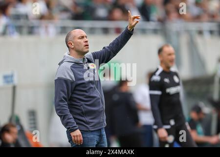 04 May 2024, Bavaria, Fürth: Soccer: Bundesliga 2, SpVgg Greuther Fürth - Eintracht Braunschweig, Matchday 32, Sportpark Ronhof Thomas Sommer. Braunschweig coach Daniel Scherning gives his team attendances. Photo: Daniel Löb/dpa - IMPORTANT NOTE: In accordance with the regulations of the DFL German Football League and the DFB German Football Association, it is prohibited to utilize or have utilized photographs taken in the stadium and/or of the match in the form of sequential images and/or video-like photo series. Stock Photo