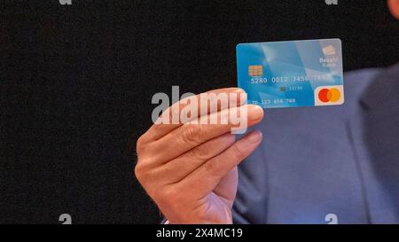 Migration begrenzen, Integration fördern Bild: Sandro Kirchner MdL Staatssekretär im Bay. Staatsministerium präsentiert die Bezahlkarte für Geflüchtete. *** Limit migration, promote integration Image Sandro Kirchner MdL State Secretary in the Bavarian State Ministry presents the payment card for refugees Copyright: Stock Photo