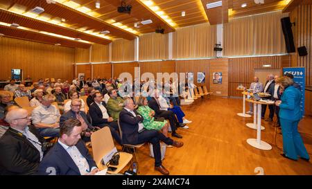 Migration begrenzen, Integration fördern Bild: CSU-Diskussion zu Migration und Integration mit Andreas Laacke Stellv. Bezirksvorsitzender AK Polizei und innere Sicherheit, Thorsten Grimm Stellv. Bundesvorsitzender Deutsche Polizeigewerkschaft, Alexander Hoffmann MdB Parl. Geschäftsführer der CSU im Bundestag, Sandro Kirchner MdL Staatssekretär im Bay. Staatsministerium und Anja Weisgeber MdB CSU-Kreisvorsitzende Schweinfurt-Land. *** Limit migration, promote integration Picture CSU discussion on migration and integration with Andreas Laacke Deputy District Chairman of the Police and Internal S Stock Photo